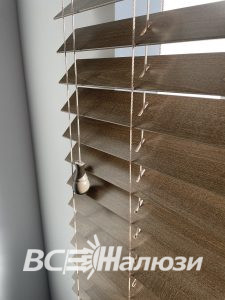 Крупный план ламелей цвета ореха с выраженной текстурой дерева