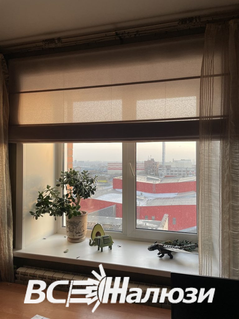 Штора поднята, на подоконнике цветы и детские фигурки