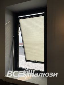 Кремовые плиссе на окне с откинутой внутрь створкой