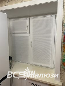 Белые шторы гофре на кухонном окне и верхней форточке