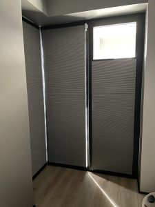 Шторы гофре с тканью блэкаут на балконном блоке
