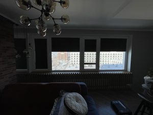 Комната с опущенными шторами блэкаут — дневного света почти нет