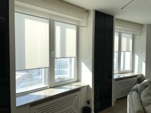Комната с полупрозрачной рулонной шторой — свет мягкий и рассеянный