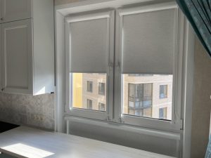 Штора блэкаут на проёме рядом с открытым окном — разница в освещённости видна