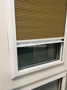 Шторы гофре плюс: мини-рамка с направляющими в световом проёме пластикового окна, бежевая ткань