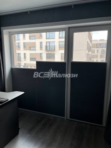 Тёмно-синие натяжные шторы гофре блэкаут на окне и балконной двери